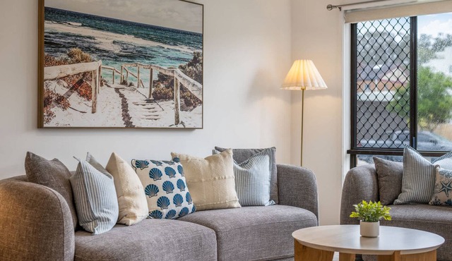 Coastal family home - 4BR, walk to beach