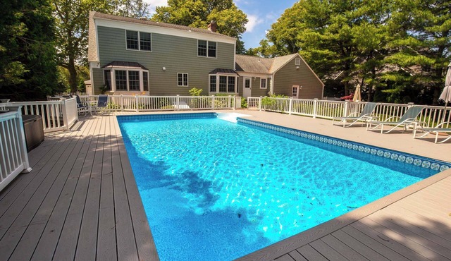 Coastal Haven: Private Pool, Bay Access