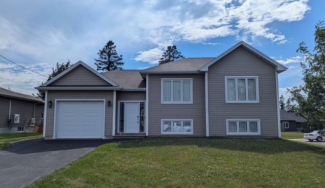 Coastal Haven: Spacious 4-Bedroom Home Just 15 Minutes from the Beach