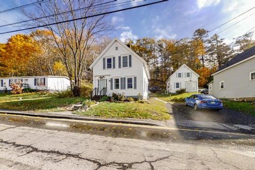 Coastal home with new, full kitchen, walkable downtown location