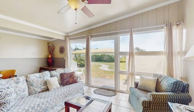 Coastal oceanfront condo with shared hot tub & beach trail access, dog friendly