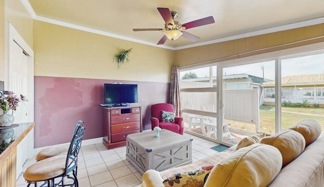 Coastal oceanfront condo with shared hot tub & beach trail access, dog friendly