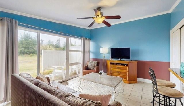 Coastal oceanfront condo with shared hot tub & beach trail access, dog friendly