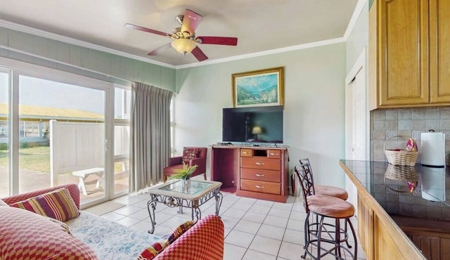 Coastal oceanfront condo with shared hot tub & beach trail access, dog friendly