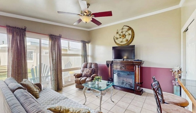 Coastal oceanfront condo with shared hot tub & beach trail access, dog friendly