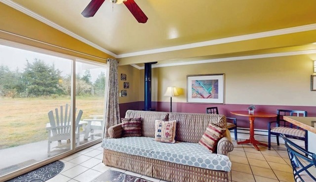 Coastal oceanfront condo with shared hot tub & beach trail access, dog friendly