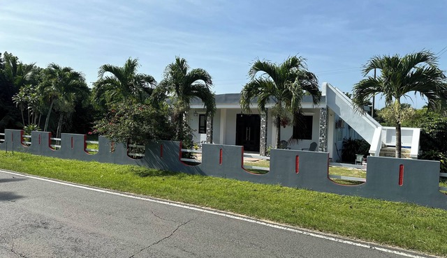 Coastal Private Home 3 bedrooms 3 bathrooms all amenities steps away from Beach