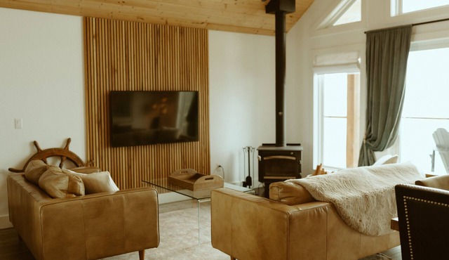 Coastal Storm Watching Retreat, Pet Friendly, Sauna (add-on) Hot Tub & Fireplace