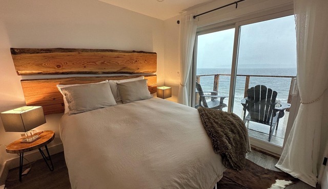 Coastal Storm Watching Retreat, Pet Friendly, Sauna (add-on) Hot Tub & Fireplace
