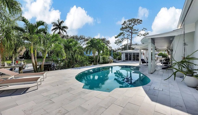 Coastal Waterfront Retreat with Private Dock, walking distance to District Table