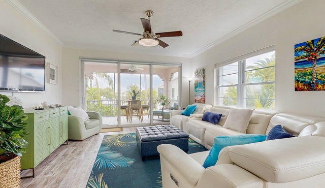 Coastal Waterfront Villa with pool, paddleboards & tennis courts