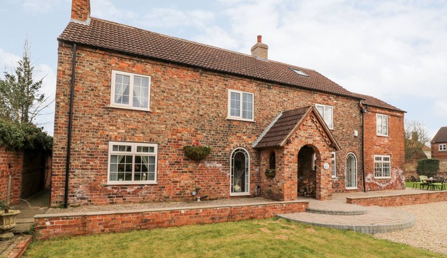 COBBLERS COTTAGE, pet friendly, luxury holiday cottage in Selby