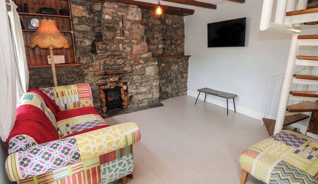 COBWEBS CORNER, pet friendly, character holiday cottage in Porthcawl
