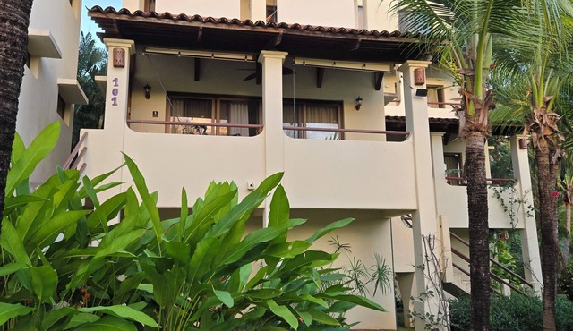 Coco Beach, Las Palmas, Guanacaste. Cozy 2-bedroom condo. Pet friendly.
