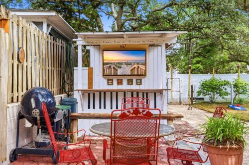 Coco Cottage w Outdoor Bar and TV Walk to Beach