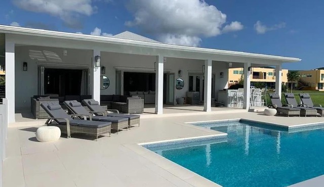 Coco Palms Idyllic 4 Bedroom Villa with Pool & Dock