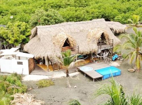 Coco y arena cabaña frente al mar, lejos del turismo y cerca a los manglares