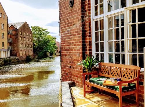 Cocoa Lily - River fronted studio in the city with secure parking