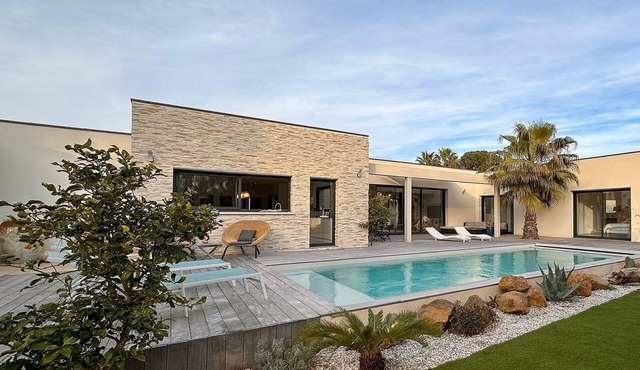 Cocoon architect-designed villa, 200m walk to beach+pool, table tennis, table soccer