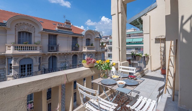 Coeur de Nice, charme Authentique Niçois, terrasse.