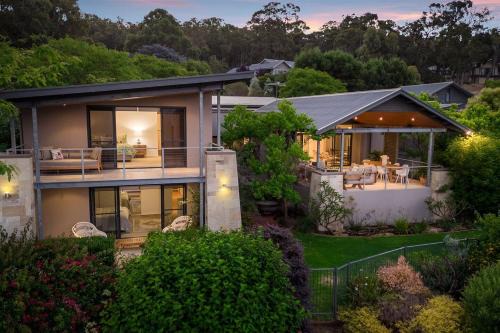 Cohala - Luxe Hillside Retreat with Theatre and Garden
