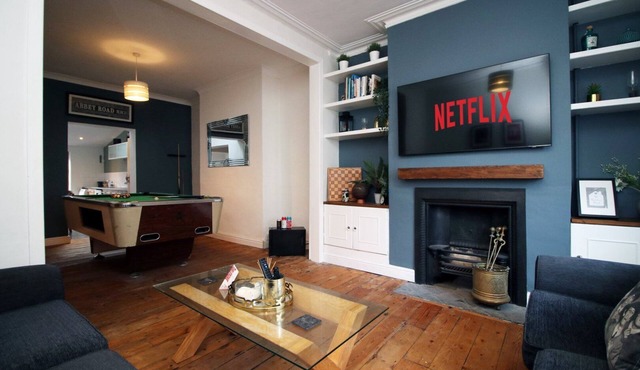 Cohost Partners Modern Retreat in Cardiff