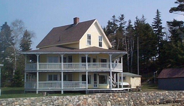 Colburn Cottage - Downstairs - Waterfront + Beach!