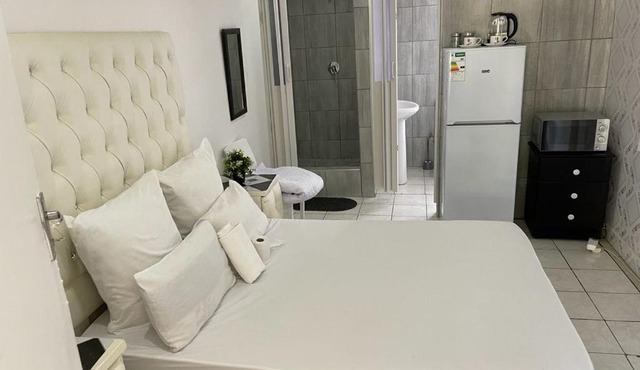 Colins Accommodation - DAYREST from R120 OVERNIGHT from R300