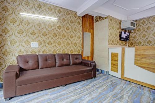 Collection O Aditya Inn Sector 66 Noida Near Adarsh Pariksha Kendra