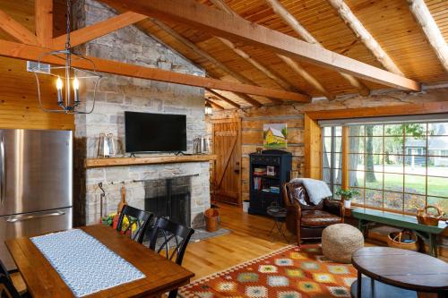 Collings Log House by Simple Life Rentals
