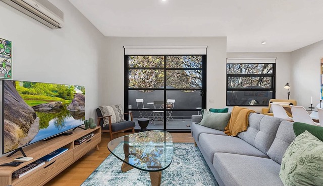 Collingwood | 2BR + 2 Parking Near Smith St