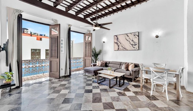 Colonial Apt with Balcony in OSJ Next to San Sebastian APT 3