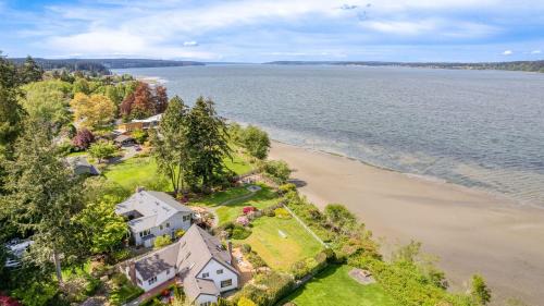 Colonial Bluff House Above the Sea by AvantStay