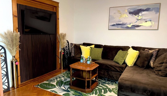 Colonial Style Home 5 Br 2 bath n’ Parking! Close to restaurants n’ colleges!