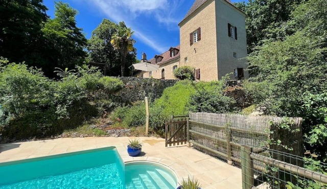 Colorful country house with spacious garden, extra-large pool and forest