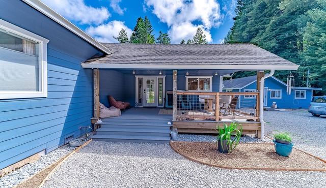 Colorful, dog-friendly home w/covered furnished deck, large lawn, & gas grill
