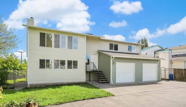 Colorful Family House w, Big Deck, 3 mins to I5