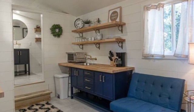 Columbus First Tiny House! Cozy, Modern, and Fun!