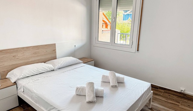 Comarruga center beach apartment, WI-Fi and parking,