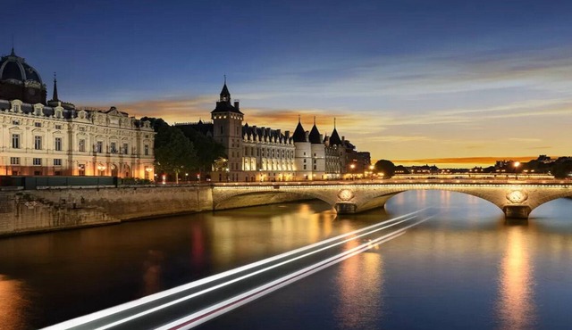 Combining the beauty & romance of Paris île de la Cité, Place Dauphine-la Seine