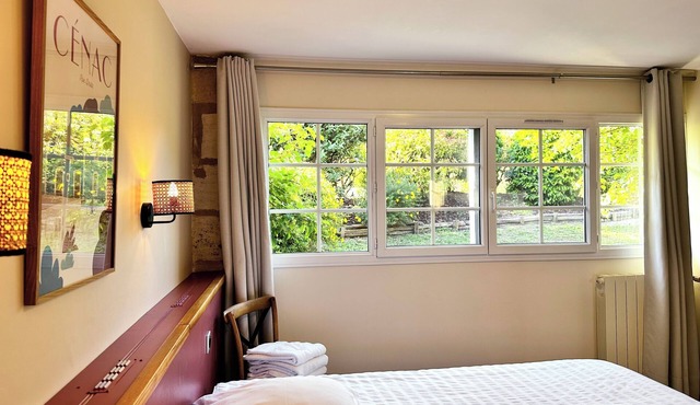 Come relax on a Bordeaux family vineyard in this charming bright holiday house