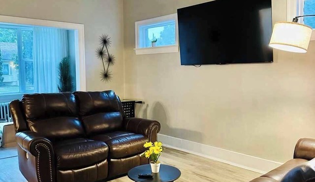 Come in a large group/Sleeps 14/7 Min to Airport