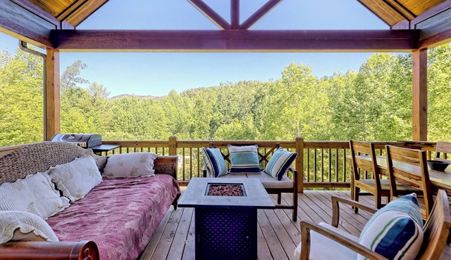 Come & Relax at our Lake Burton Retreat - Escape to 3 Acres. Pet Friendly!