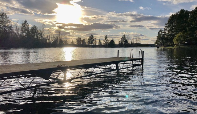 Come relax in a Tranquil Cottage on Island Lake!