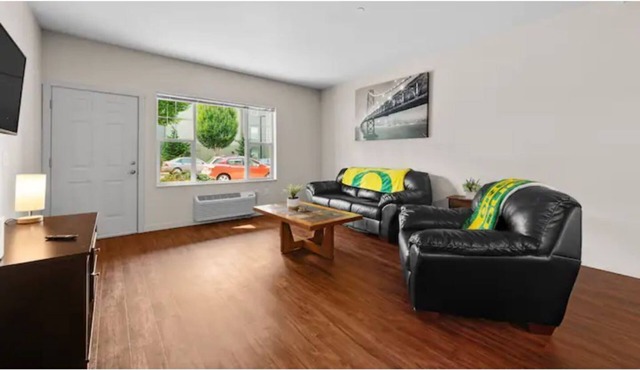 Come relax in Hot Tub- 2 bd-2 bth apt escape
