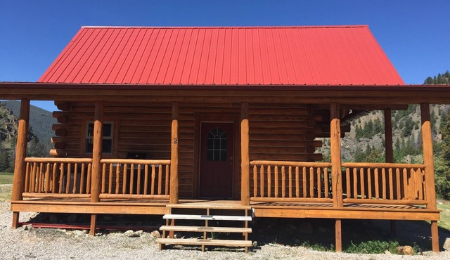 COME STAY IN OUR BEAUTIFUL CABIN SITTING ON THE BANKS OF THE BIG HOLE RIVER