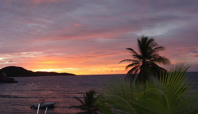 Come Stay in Paradise! Enjoy the Beach,Ocean & Pool just steps from the Condo!