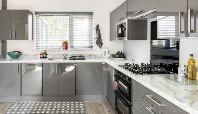 Come & Unwind in Charming 5 Bed House in Blackburn