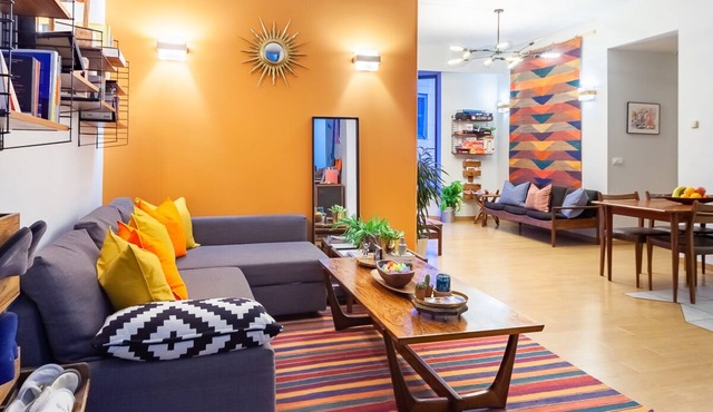 Comenstay.be/ Bold Colors Vintage 4-bedroom, 3-bath APT @ 2min from GRAND PLACE!