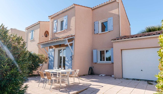 Comfortable House with Pool, Terrace, and Parking in Saint-Pierre-La-Mer